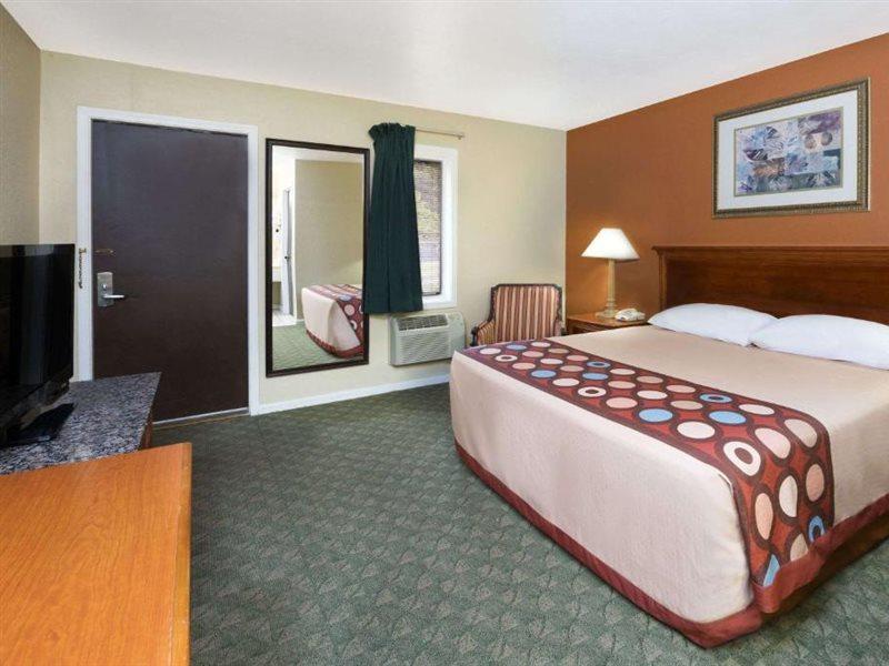 Super 8 By Wyndham Taylorville Il Bagian luar foto