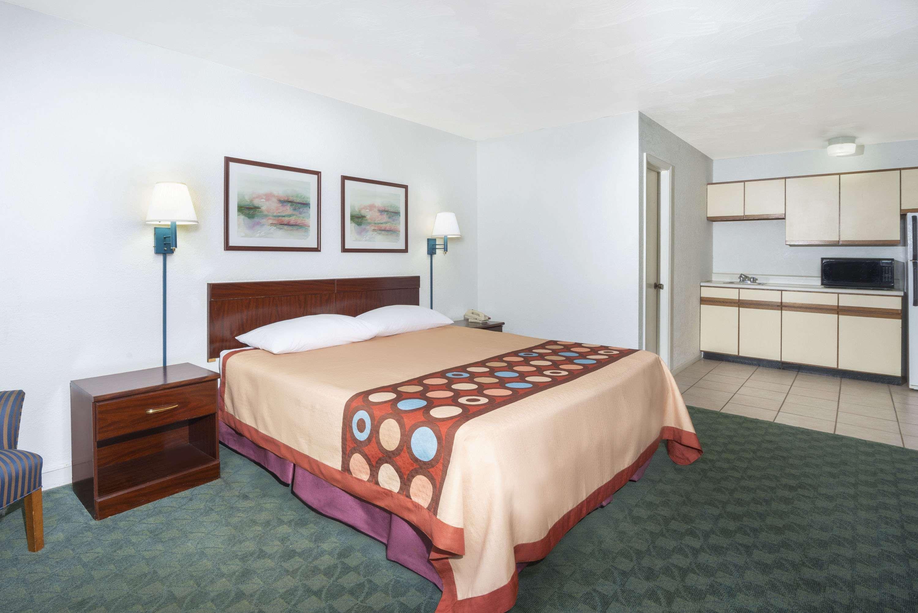 Super 8 By Wyndham Taylorville Il Bagian luar foto