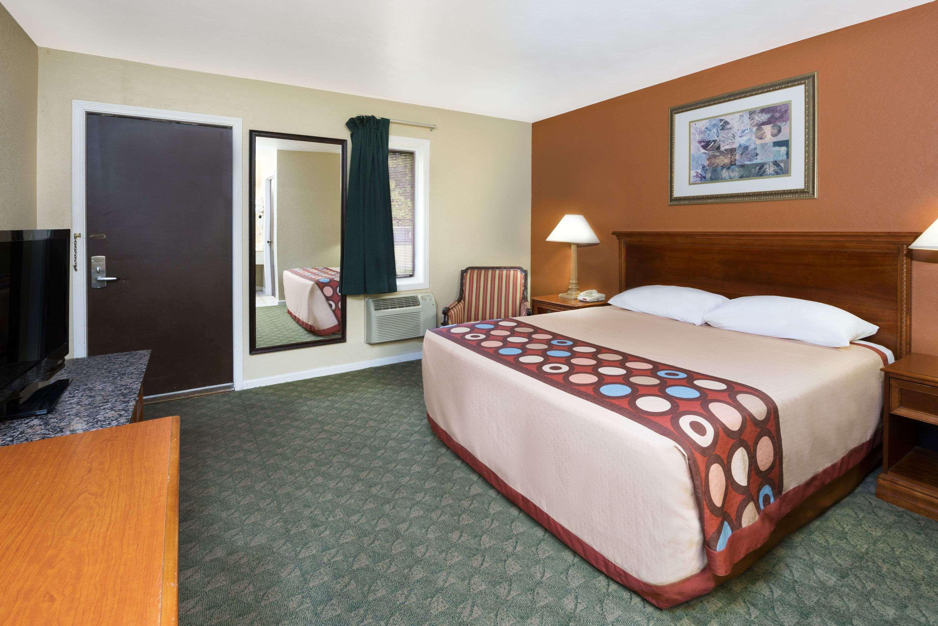 Super 8 By Wyndham Taylorville Il Bagian luar foto