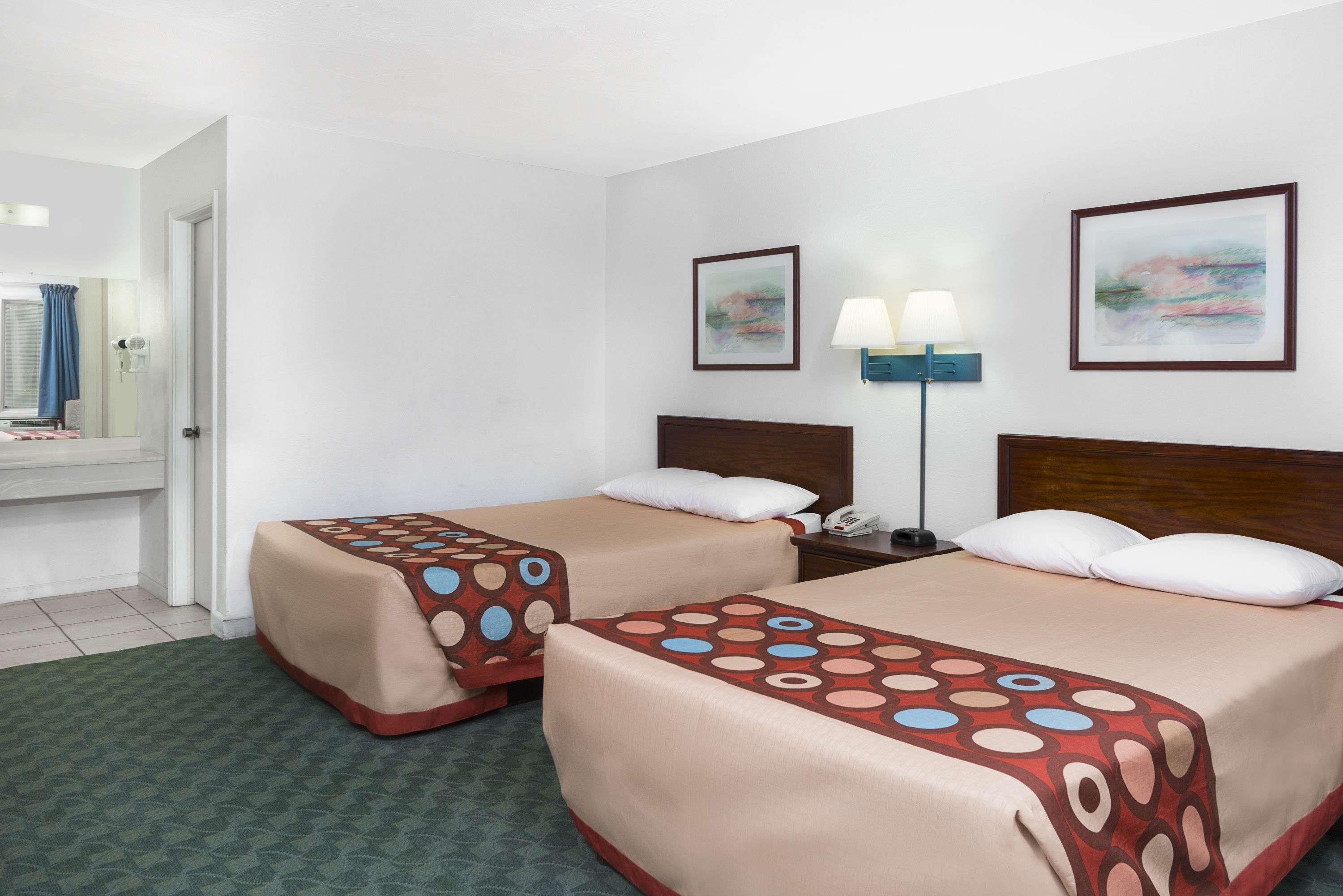 Super 8 By Wyndham Taylorville Il Bagian luar foto